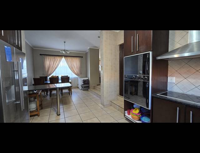 4 BEDROOM HOUSE FOR SALE IN ROOIHUISKRAAL NORTH